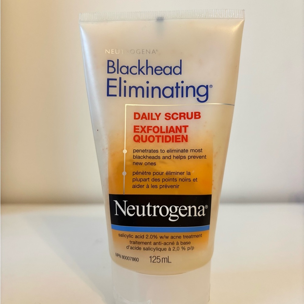 Neutrogena Blackhead Eliminating Scrub